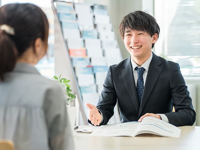 笑顔で接客する男性スタッフ